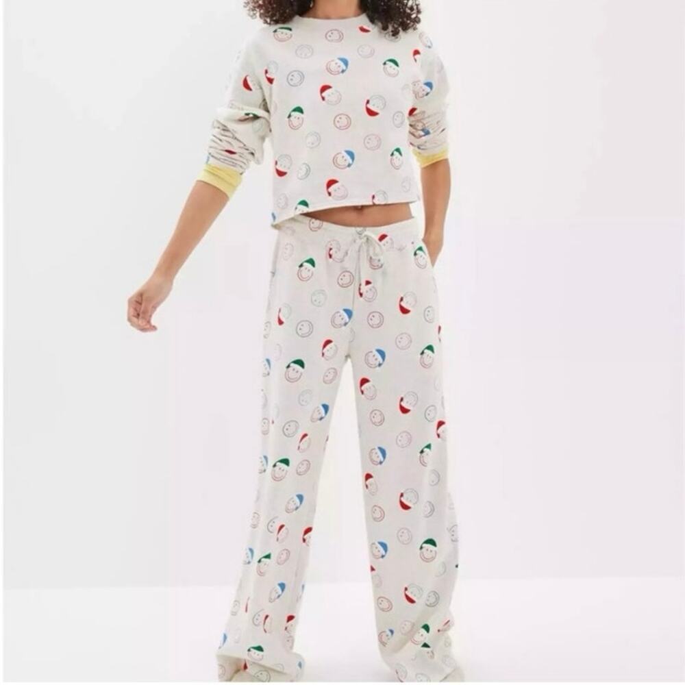 American Eagle Smiley Christmas Lounge Set sweatshirt and pants size medium